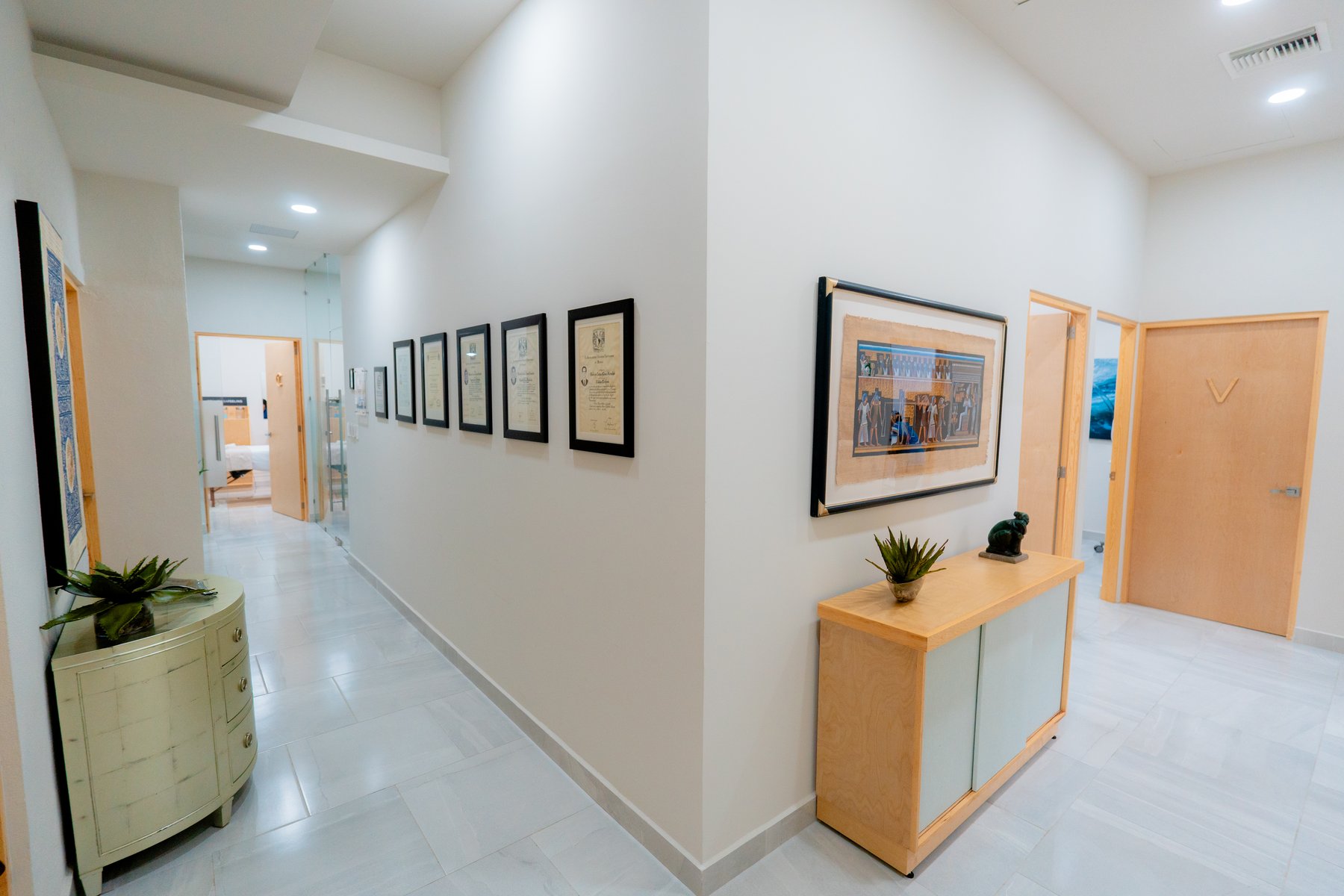 Hallway with Dr. López Konschot's credentials